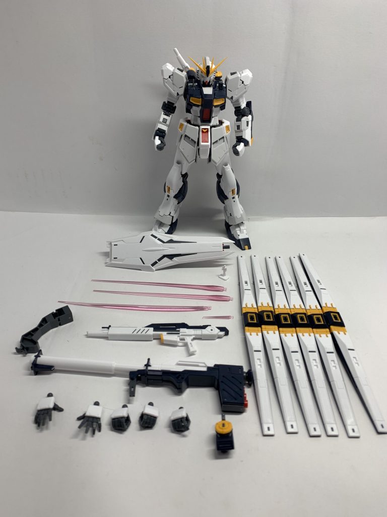 付属品一覧。撮ってはいませんがリアルスティックデカールも付属します。RGながら組み立てはしやすいですし、組み立て時の感動がすごいキットでした。オススメです！再販を見かけましたら是非どうぞ！