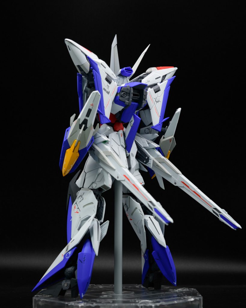 コバルトブルーに少しだけ蛍光ピンクを混ぜて発色を良くしています。