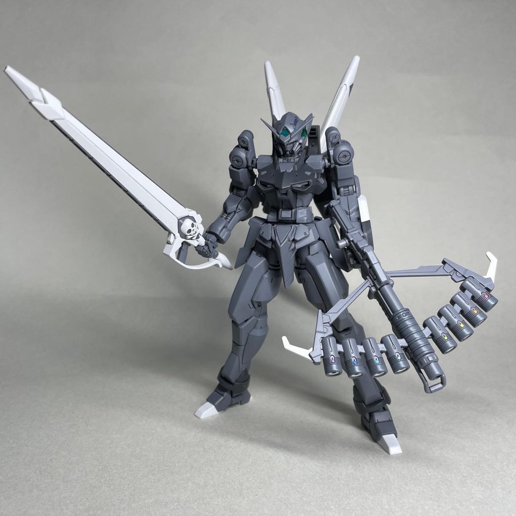 昨年製作した、ビルドAサイフォス(妄想設定機体)に持たせるために製作しました。 クロスボーンガンダムもGサイフォスも宇宙海賊の機体なので、Gサイフォスのパーツを使った黒い機体に、クロスボーンガンダムの特殊武装を持たせると似合う気がします。