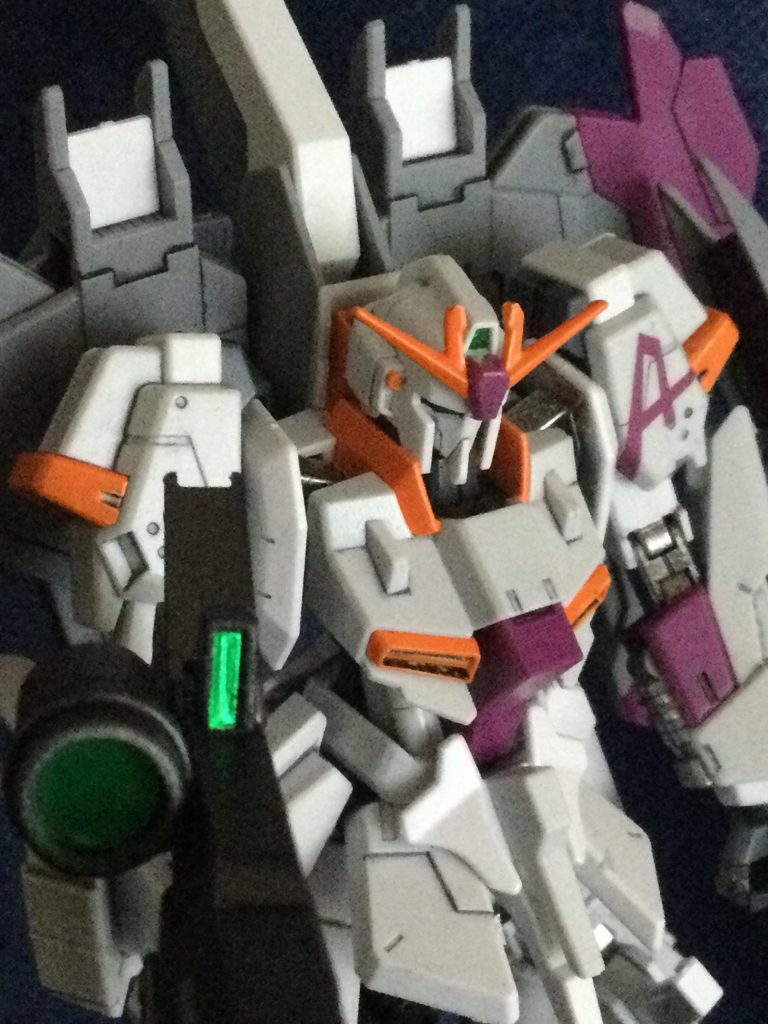 ほぼほぼ、素組ですねw多少部分的に、【タミヤ、スパークリングシルバー】【タミヤ、チタンシルバー】武器に【ガイア、フレームメタリック1】後は、黄色の部分を【タミヤ、オレンジ】で塗って仕上げにスミ入れそしてトップコートをしただけです‼️今回は作品の絵を多少見て半光沢を使ってみました‼️(何となく半光沢かなとw)