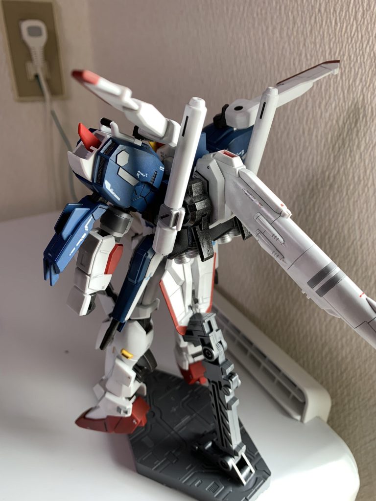 筋彫りやプラ板をたくさん追加し、各所の凹凸の強調や密度感を増加させました。が、あまり目立ってはいないですね( ̄∇ ̄)