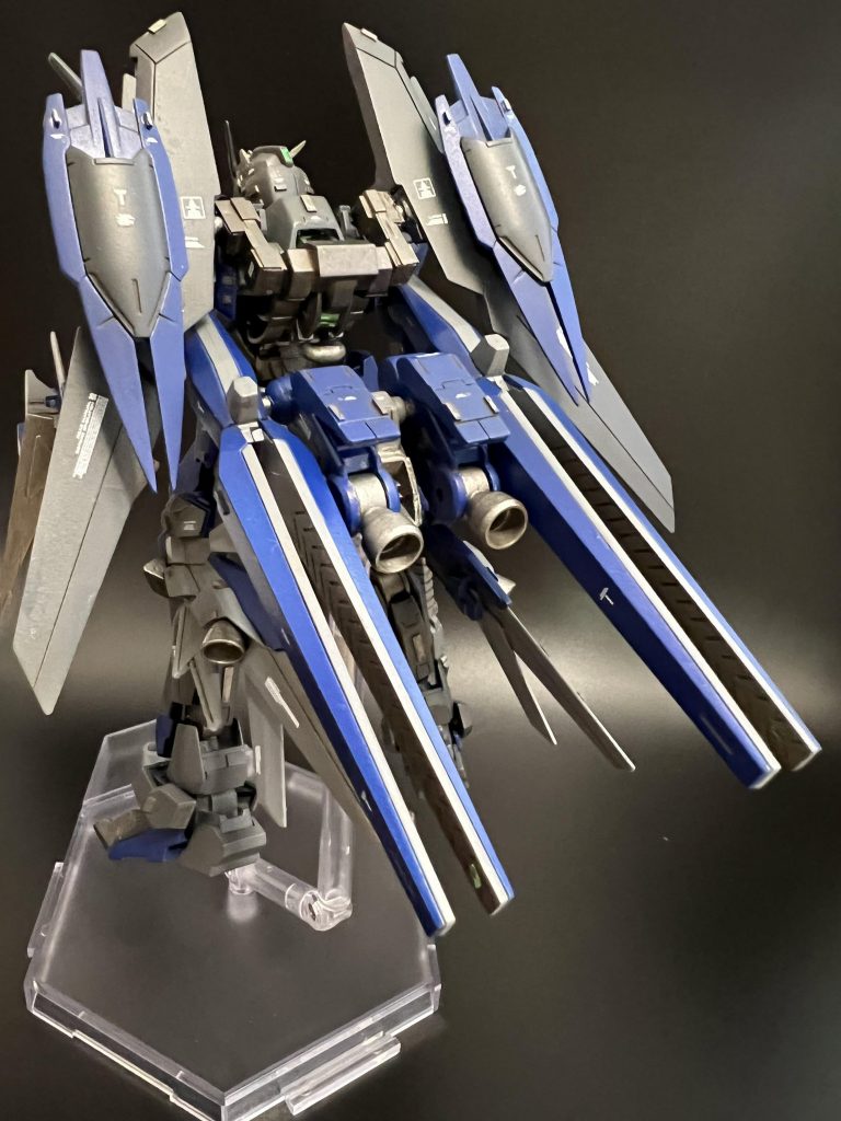 背部にスラスターとスタビライザーを兼ねた大型ウイング、腰部に追加バーニアとPf・ファンネル、脚部にもサブバーニアを装備し機動力を向上させている