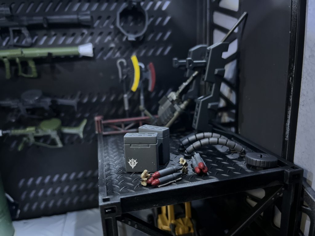 砲弾の準備をする作業員たちHGUC版のザクからもらってきました