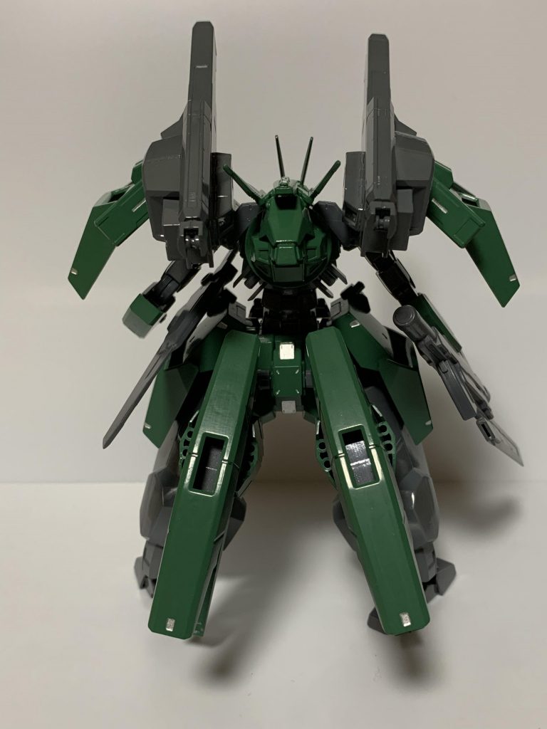 ○第四期LEV  ウォーメイス[解説]WARESの第四期LEV。無人LEVであるシルトを陸戦型の有人機に再設計して作られた機体である。シルト自体は防御性能が高く、重武装化が可能なほどペイロードに余裕のある優秀な機体であった為、本機体には第3期LEVファイアボルトの後継機として、近接戦闘から火力支援までを期待した設定変更が行われている。実際、ヴェルクートと比較して機動性で劣るものの、防御性能の差で近接戦に関しては秀でており、一般のパイロットには扱い易い機体であった。とは言え、やはり幻装兵との戦闘では劣勢を強いられており、この機体で幻装兵シュナイダーに挑む場合は三倍以上の数的優位を持つ必要があったとされている。