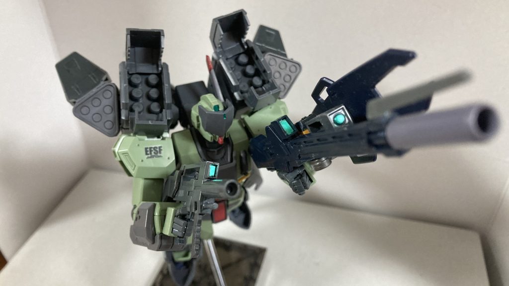 サブ兵装［ミサイルポッド］大小それぞれのミサイルポッドブースターとしても使用し、アタックした後はパージし、軽量化します