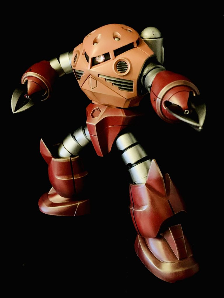 ジムをひと突きしたくなるポーズ。爪は黒とシルバーのグラデーション塗装に初挑戦しました。