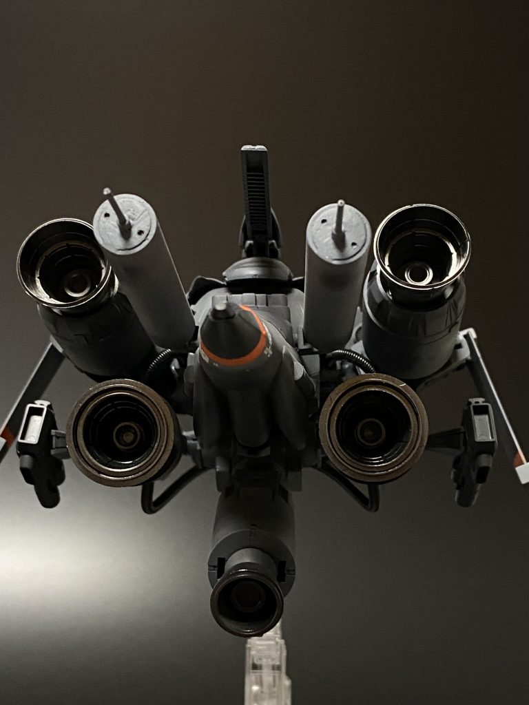 横、後方から 長いビグロなのでビク・ロング級、ロングノーズからソードフィッシュ(カジキマグロ) と命名されている。アムロが戦死した事でジオン軍は本来ガンダムに撃破されていた戦力が有効活用されて膠着状態が発生し、一年戦争が一年で終わらない展開になる。