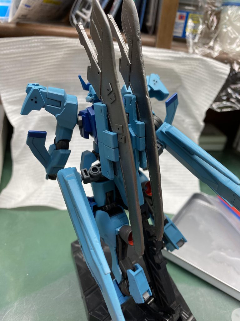 納刀状態。メタリック塗装に初めて挑戦しましたが、、、大苦戦しました、、。メタリック塗装、難しいですね