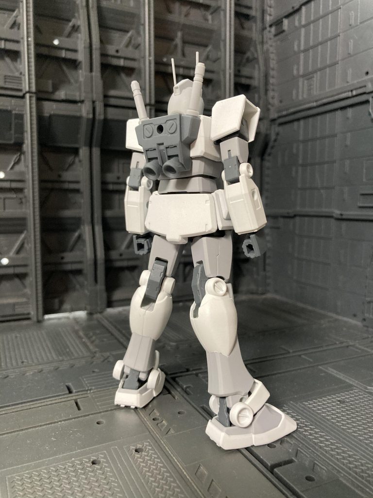 腰回りはHGジムをそのまま移植、膝と頭を少し削ってアンテナを付けました。プロトタイプ感を出したかったので赤と関節などのグレー以外は全てサフのみで色を付けました