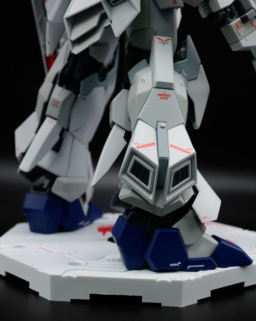 ふくらはぎや二の腕にメタルパーツを貼ってます。