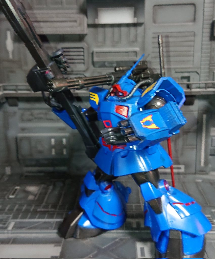 腕のミサイルランチャーとバックラーシールドはゲルググキャノンから