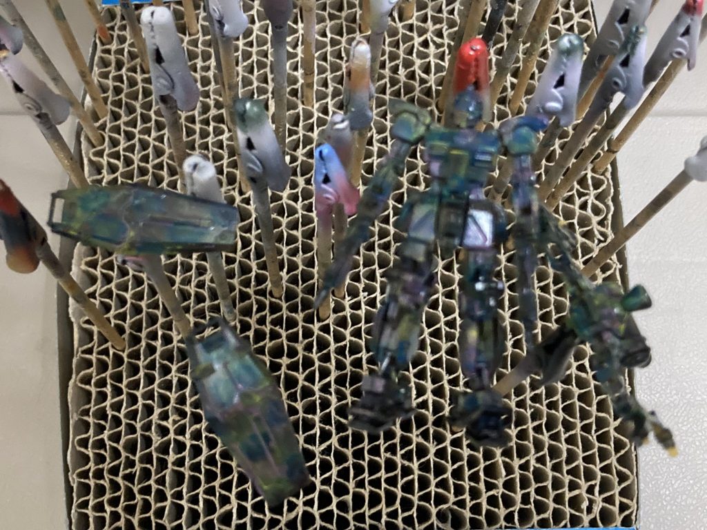 (´・ω・`)プライマーやってから、黒→ブラウン→緑→黄色→青→ピンクで下地で筆塗り、新MAX塗りみたいなことやってみたんだけど下地の後にクリアやり忘れたから下地の感じが見えないw