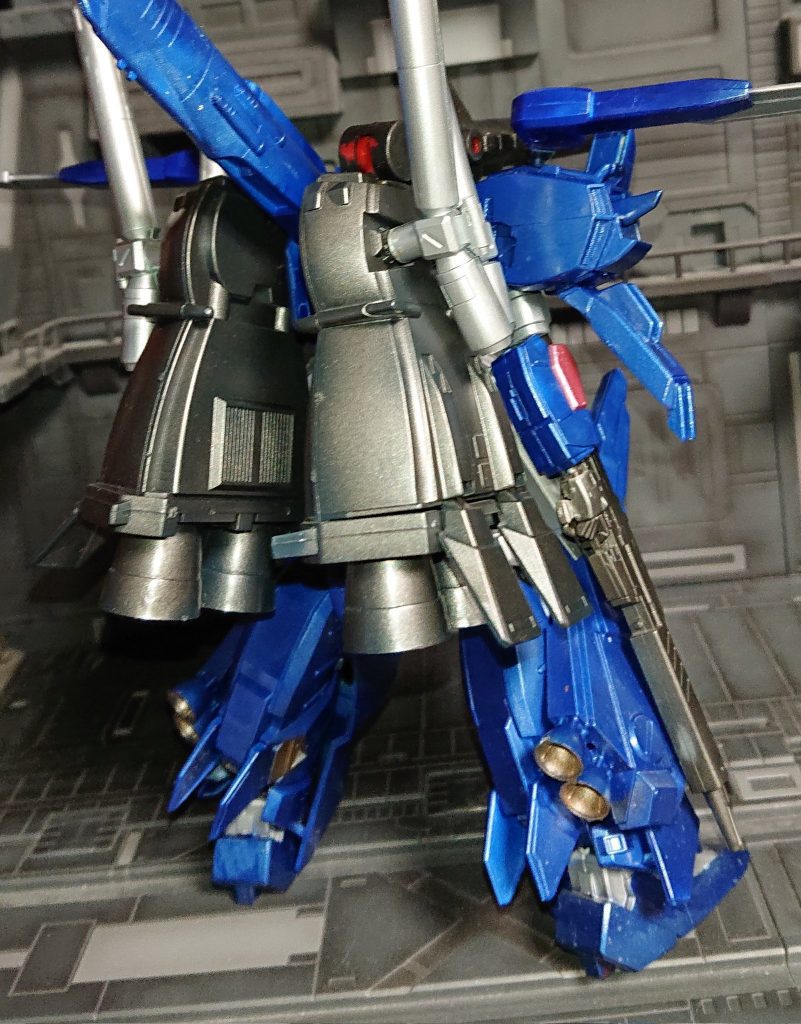 パックは旧1/144上半身が重いEX-Sなので足にも追加装甲をつけることでバランスを取りスタンドなしで立つことが可能