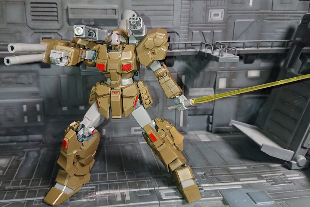 連装ビームキャノンはプラ棒とダイソーのパイプ状ビーズビームサーベルの鍔の部分もパイプ状ビーズ　モビルパイプのかわりに使えそう（素材がＰＥなんで接着は瞬間接着剤）