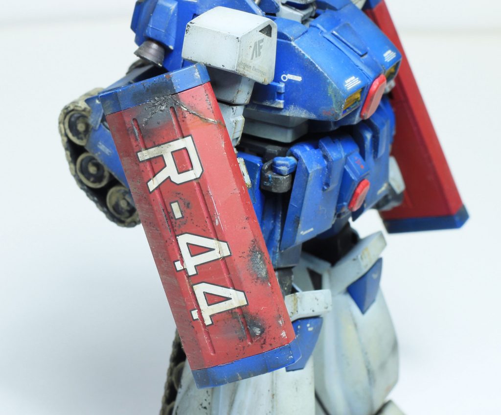 ウォッシングのやり方を間違えて割れてしまった箇所があり、そこはもう「そういうディーティールだったんだ」という開き直りで、ダメージ表現に作り直してみました。