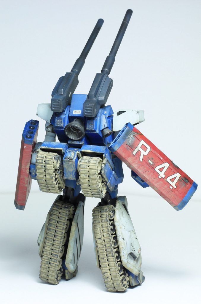 背面は戦車状態による泥跳ねがよく付く部分だと考え、足から腰にかけてのウェザリングは強めにしました。