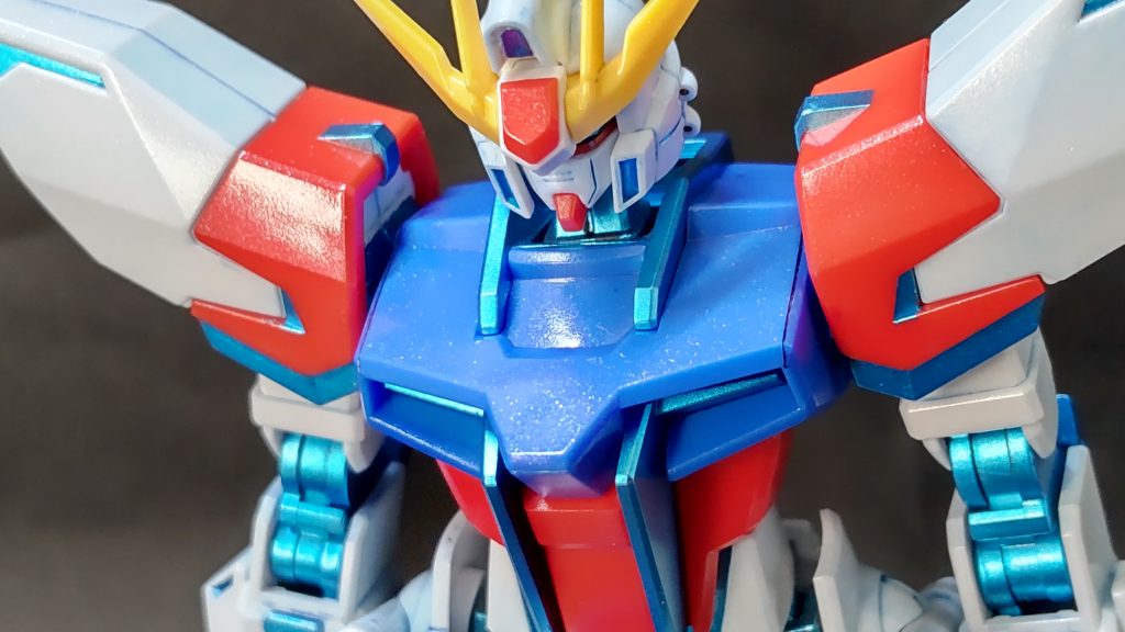 白い装甲はリアルタッチマーカーのブルーでウォッシングしてます。表面にはタミヤのスプレーのパールクリアを吹いてます。関節等の塗装はガンダムマーカーエアブラシです。スミ入れはガンダムマーカー流し込みの青です。