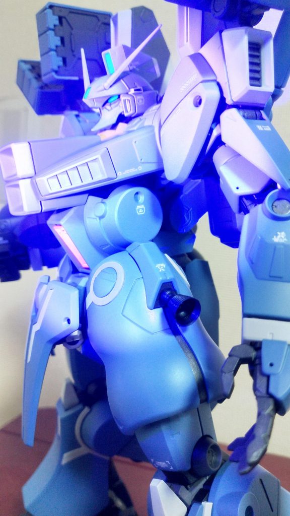 メインカメラやセンサー系には蛍光塗料を使いましたので、UVライトに反応して発光します。