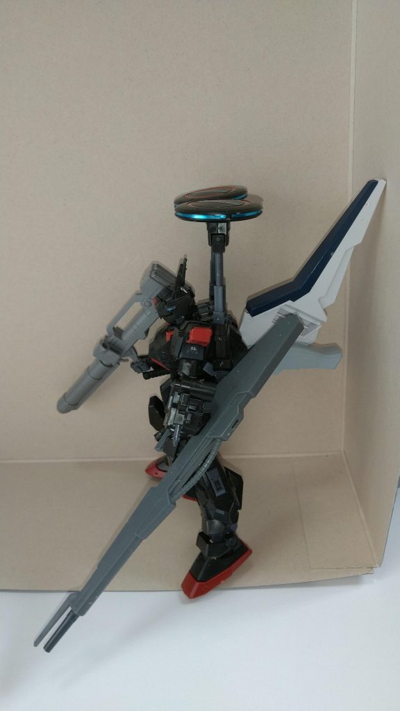 ペイルライダー計画の試作3号機である本機は背部に装備されている試作戦術ユニット「steelyard」の光学迷彩システムや高度な電子戦等を活かす為にビーム兵器が使えないと言った欠点があるがこの機体は腰部後方に大型アンテナユニット兼ジェネレーター内蔵機として装備されている。