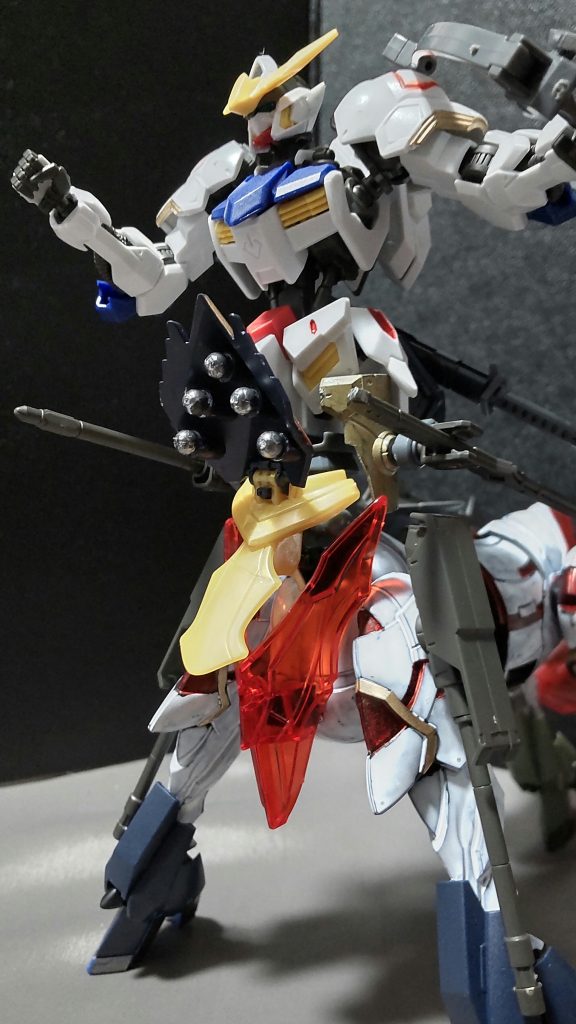 ○リバースボマー軍馬の中央部の装甲を展開することで使われる隠し技。高熱の鉄球を一斉発射し、相手を蜂の巣にしてしまう実弾兵器で、射撃武器が効きにくいナノラミネートアーマー相手でも、装甲にめり込むくらいの破損を負わせることができる。※画像では5発分しかないように見えますが、ここからさらに細かく弾け飛ぶという設定です。※元ネタは重戦機エルガイムのアシュラテンプルの同名武装より。若い世代の人達はアルトアイゼンのほうをイメージするかな?※これはクレオパトラキュベレイのリアアーマーを使用しています。