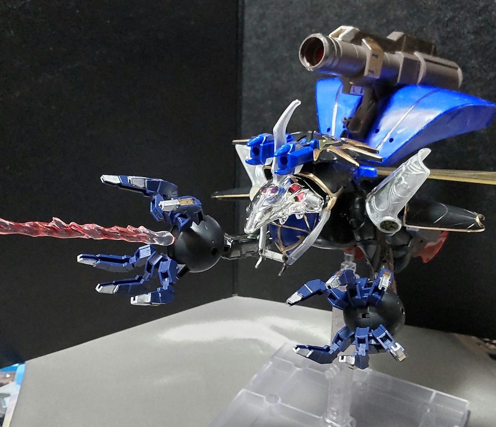 ○クローアーム&アームショット前足に付けたクローアームで攻撃したり、掌の中央部よりエネルギー波を撃ってきたりする。