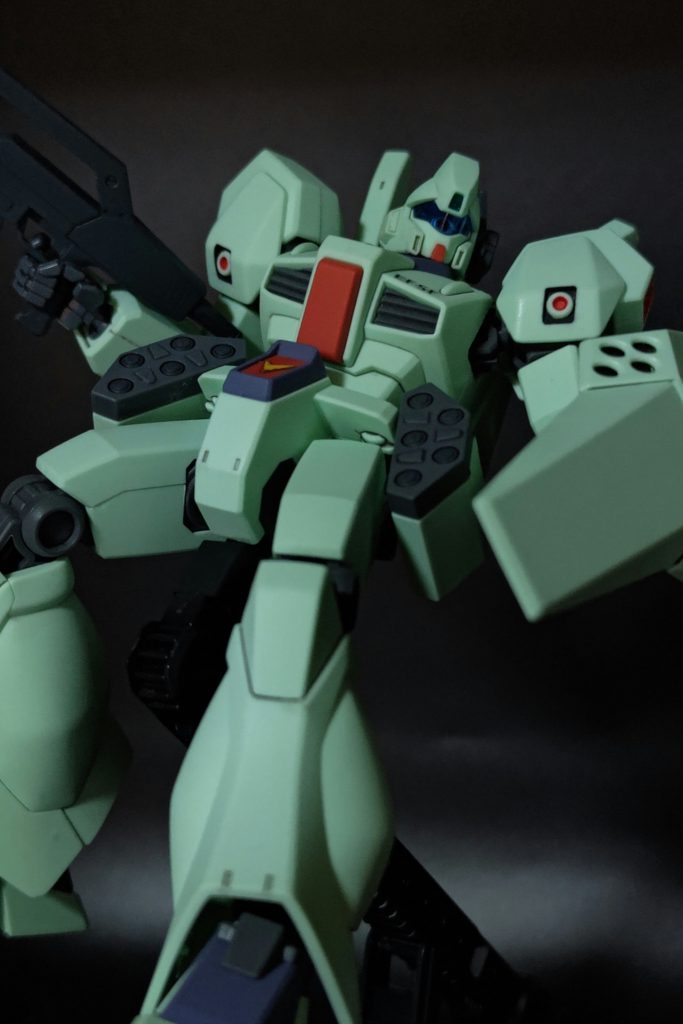 ミサイルポッドのミサイル部を塗り、スミ入れをすることでぐっと雰囲気が増します。Aタイプに比べると、遥かに塗り分けが楽に思えました。