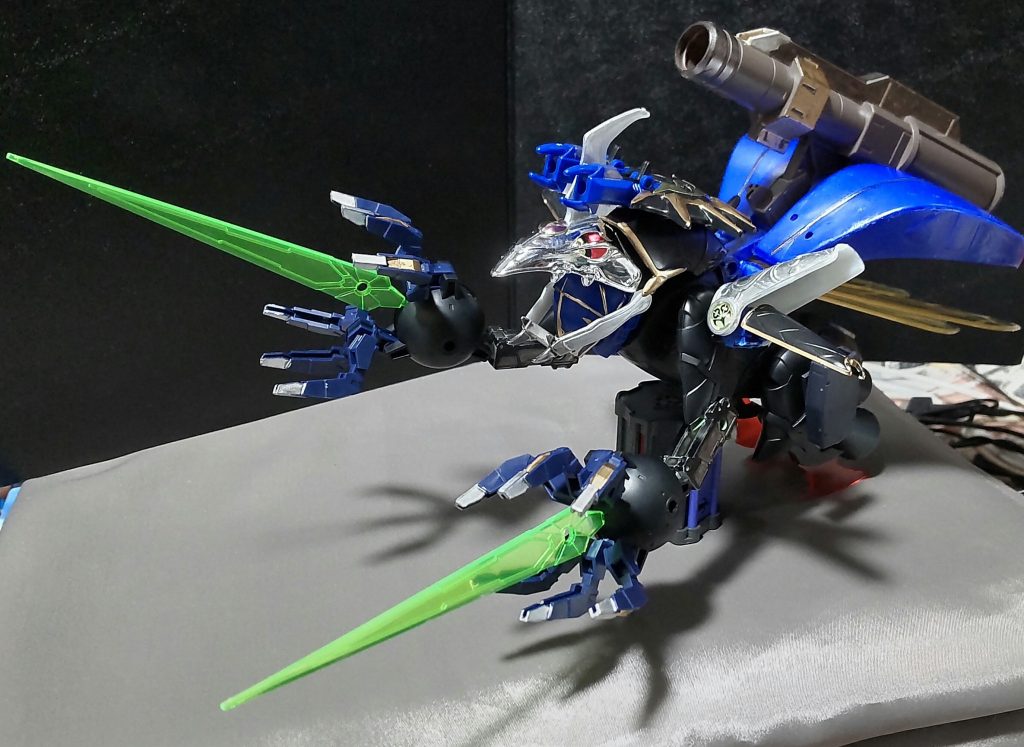 ○クローアームソード掌の中央部より、エネルギーソードを展開し、相手を切り刻む。※このクローアームとビームソードはすべて30MMのを使用しています。