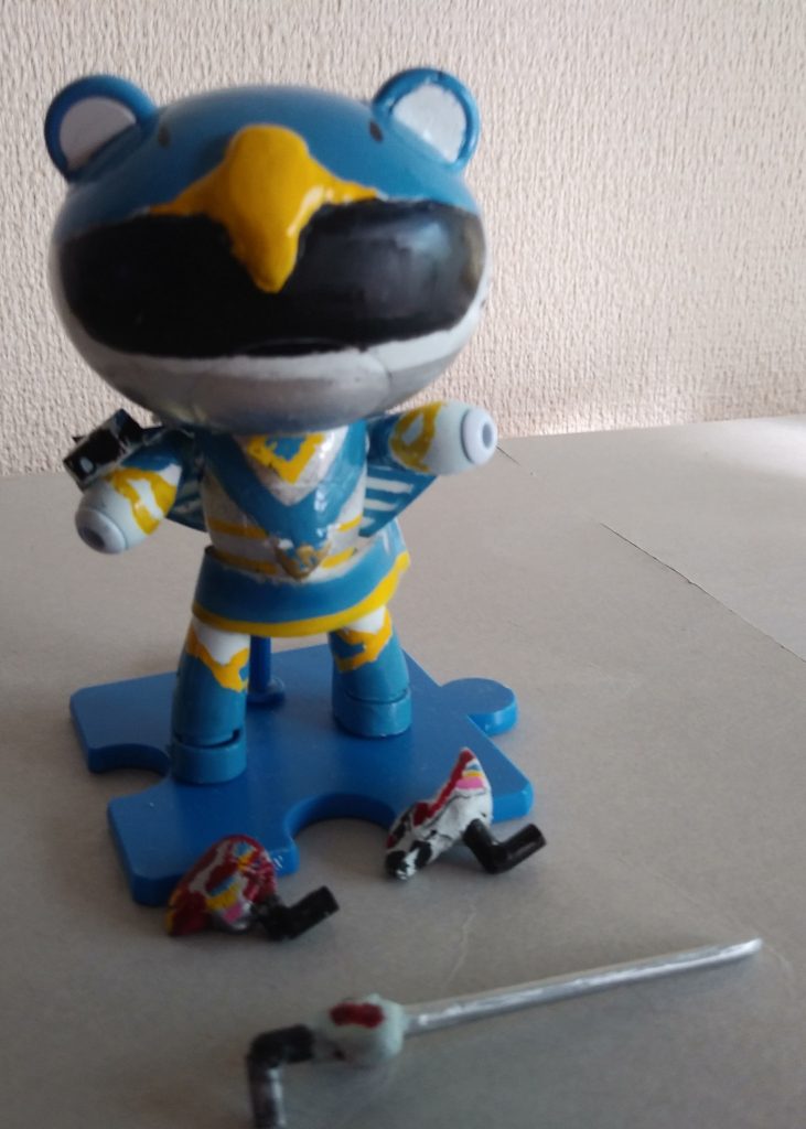 完成!ブルースワロー。襟もクリアファイル。武器は、エポキシパテ+ランナー。(腕のウイングガントレットは、エポキシパテのみで、両面テープで)  女子のスカートは、プラ板をろうそくの火で曲げて、瞬間で固定。以上です。