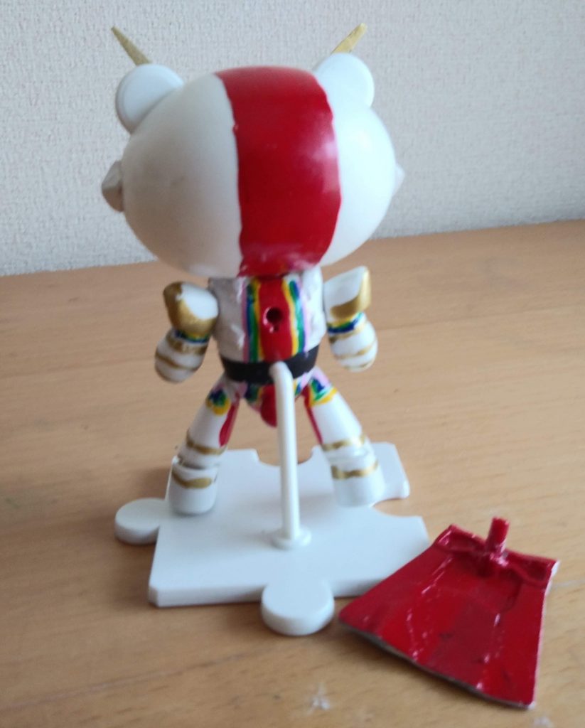 見えませんが、マントの下。老いた眼には、厳しいです(^_^;)