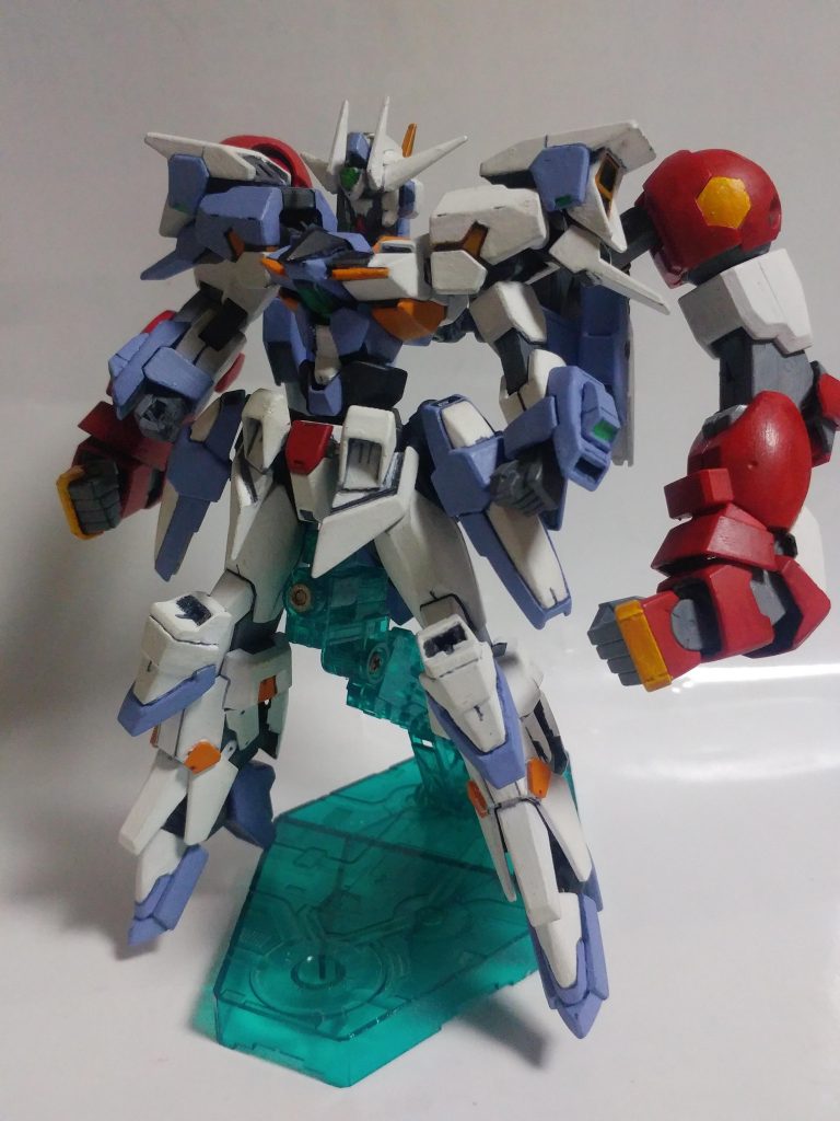 ギガンティック・タイタスはウェアを換装せず、巨腕を背中に背負う形で装備する。機動力が必要な場合はパージする事で、タイタスの欠点である小回りの効かなさをフォロー出来る。