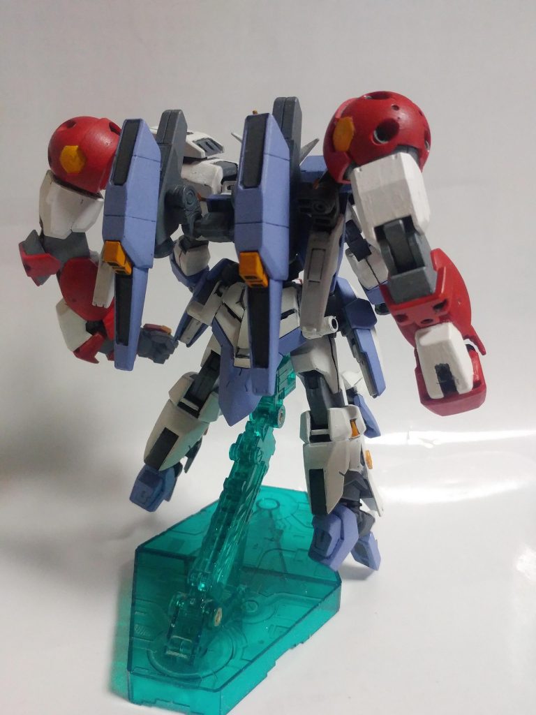 装備はバックパックの側面にアームを介して接続。