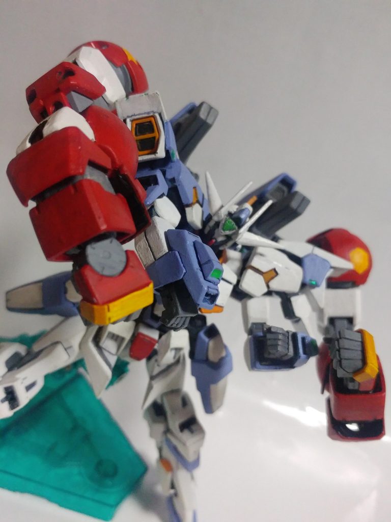タイタスのアームは腕部の動きに追随。ビームショルダータックル、ビームラリアット、ビームエルボーも使用可能。