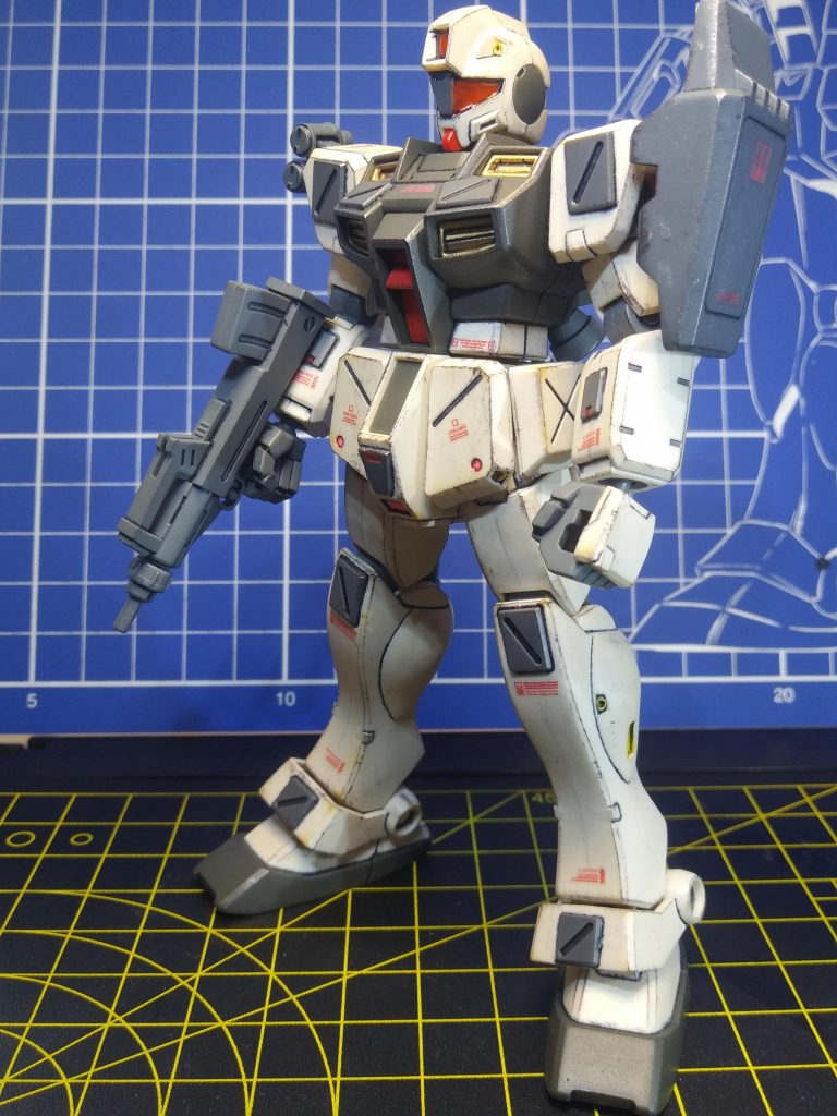 現地改修型ということで各部に追加装甲があり、肩部スラスターは廃止されウェポンラックとなっています。