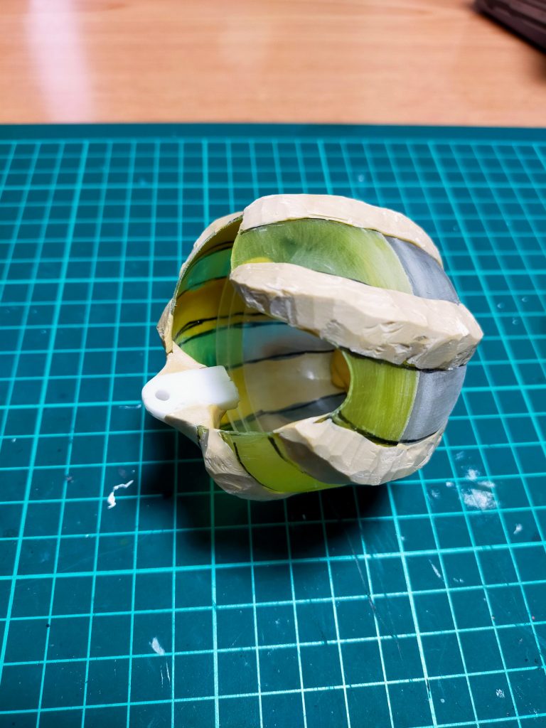 ガシャポンのカプセルを使用。エポパテで凹凸を作ってます。エフェクトパーツを使えばでもっと軽量化できたかも…