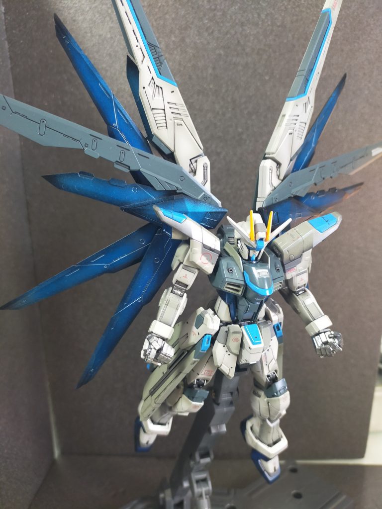 後ろの羽は青い量子に見える様に、グラデーションキャンディ塗装をしました。