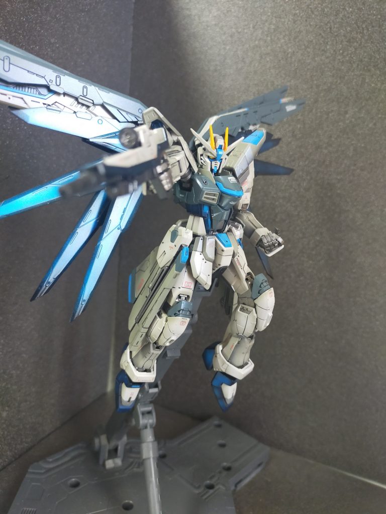 始めてのRGなのでとてもやりごたえのある物でした。翼を広げるとかなり存在感が出て作って良かったと思う機体です。