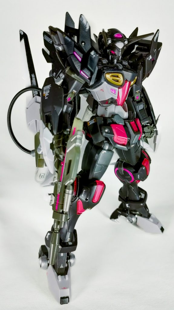 シルバー、ゴールド、メタリックピンク以外はほぼ成型色です。キットのホイルシールも容赦なく使っています。ツインアイはシールの形状が合わなかった為、ガンダムマーカーを爪楊枝で塗装しました。