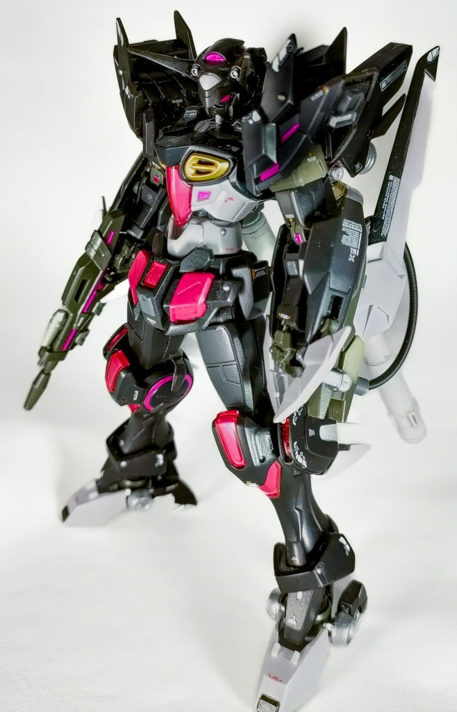 ディテールアップとしてプラパーツ貼り付け、各部シャープ化、虫ピンとスプリングを追加しています。今回はスプリング控えめです。腕部武装と腹部の隙間からチラ見え程度にしています。