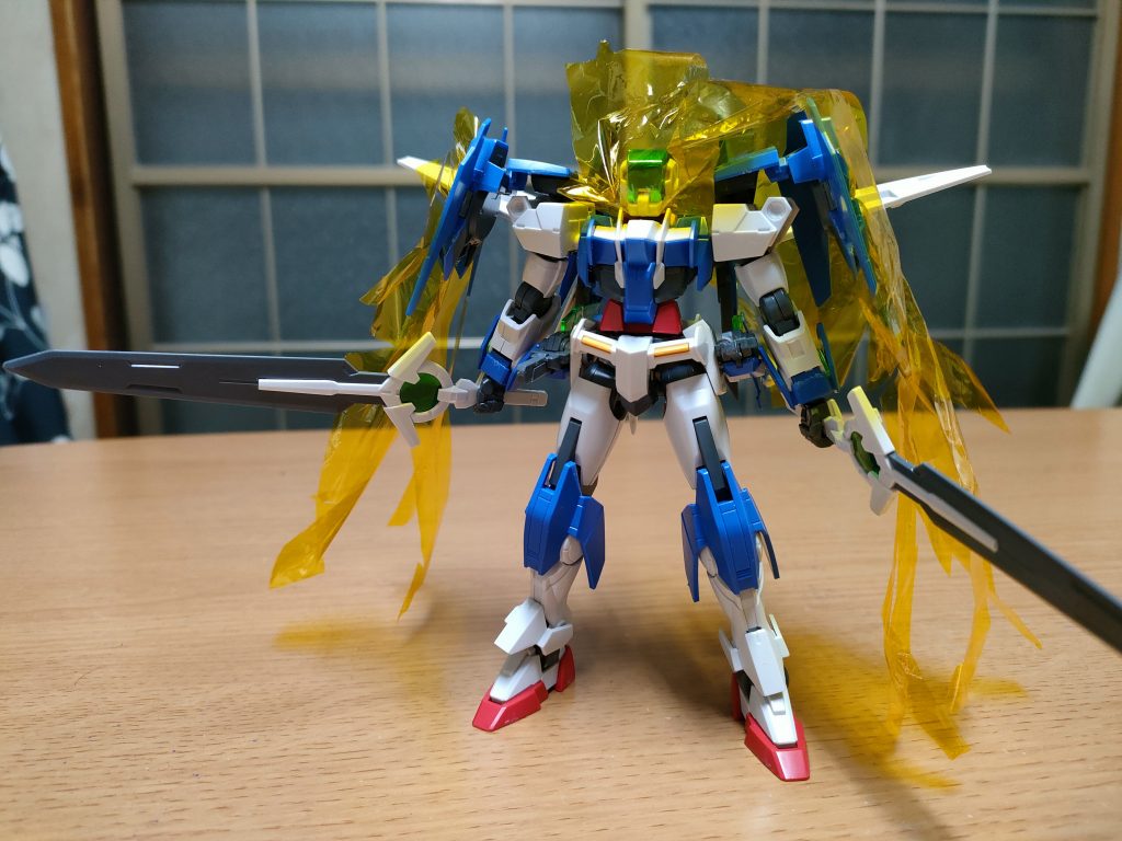 GN粒子を直に蓄えた長剣二刀流も。漏れ出るオレンジ色のGN粒子はオレンジな色ゼロハンで再現。