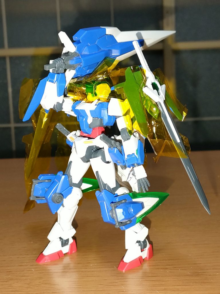 セブンソードの巨大GNソードも装備。長短のGNソードⅡとカタールも全載せ状態。そのペイロードの高さもツインドライヴの恩恵である。