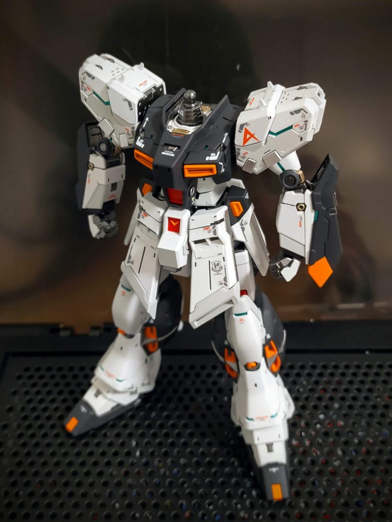 こちらは完成手前のショット。RGって今まで「小さなMG」っていうイメージで、手に持った時の重量感とか迫力はMGの方が上だと感じていたんですが、今回のHi-νでその先入観がいい意味で崩れました。これでもかっていうハイディテールを1/144のサイズに凝縮していることに価値があるんですね。■カラーレシピ・フレーム:スターブライトアイアン、一部EXシルバー・外装ホワイト:クールホワイト+ニュートラルグレーI・外装ライトグレー:ニュートラルグレーI+II・外装ブラック:ニュートラルグレーV・外装オレンジ:ビビッドオレンジ・外装レッド:ブライトレッド・サイコフレーム:GXメタルグリーン・トップコート:EXフラットクリアープレミアム