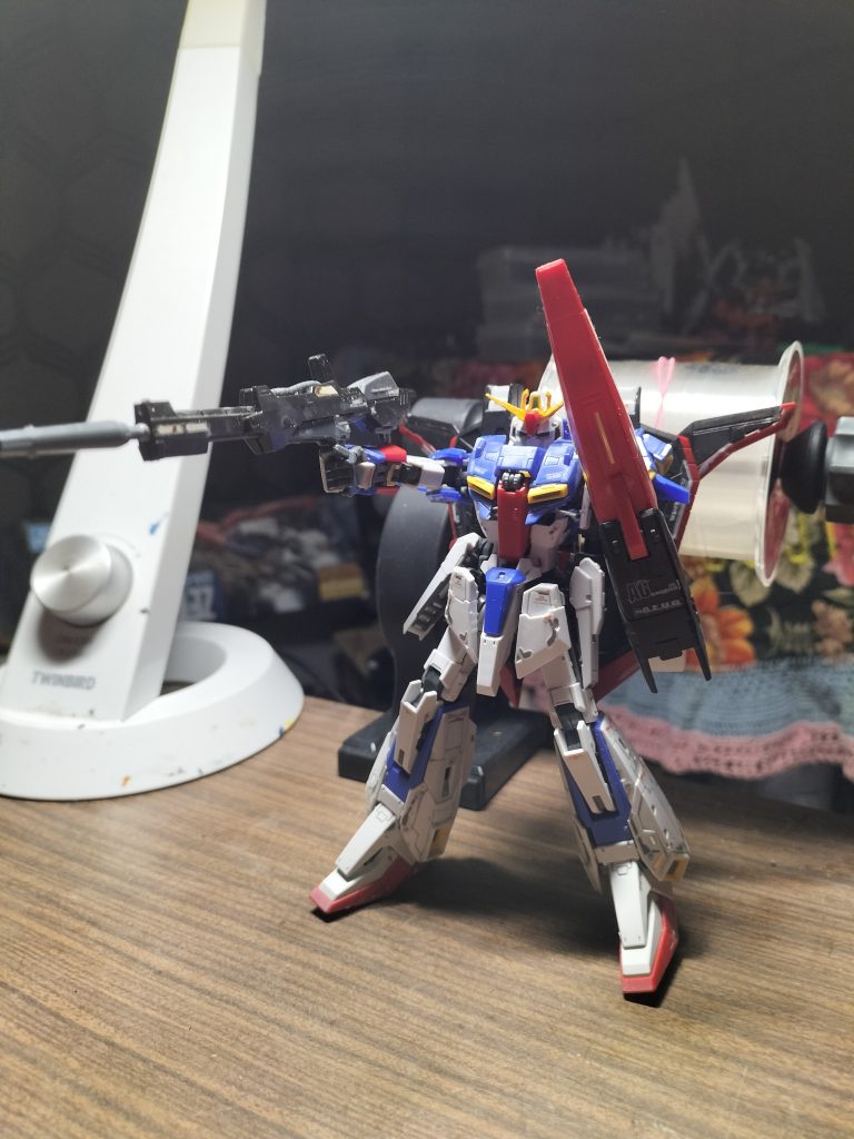 スタンド持ってないんです、ポージングに苦労します💦釣具の糸巻き機に、もたれさせてます😓撮影の仕方とか、あとセットとかも、ちゃんとしたいんですが、今はコレが、ボクの精一杯です💦