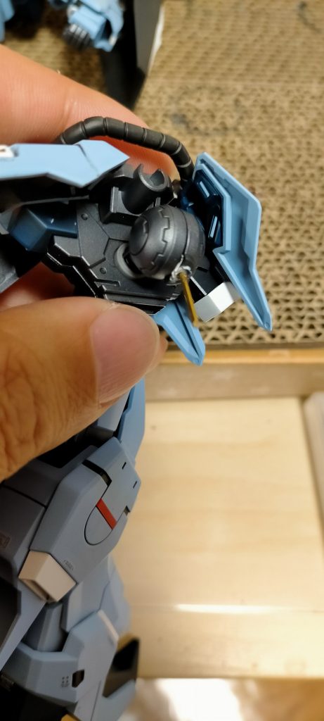 真鍮線で補修！太めの関節はポリキャップにしてほしいなあ。でも、そうすると分割線が増えて合わせ目消しの手間が増えるから悩ましい問題ですね。