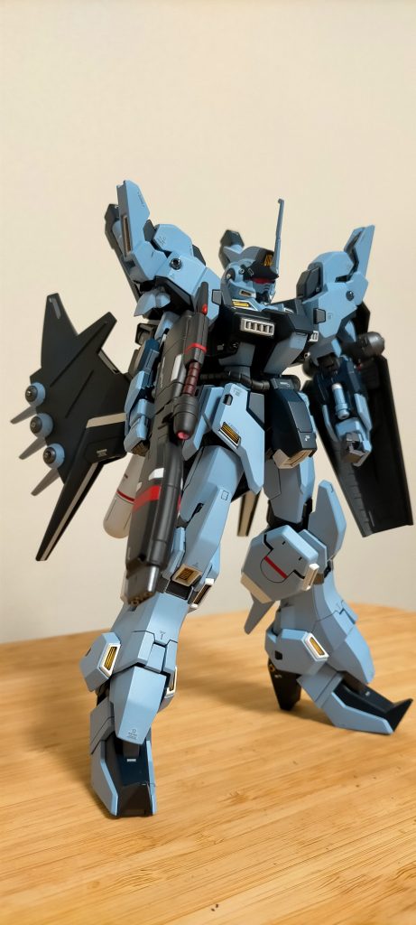 プレバンなので箱も説明書も白黒なので色がわからないですが、ナックルバスターって何色が正解なんですかね？適当に塗り分けたけど、本体に少しあってないような…