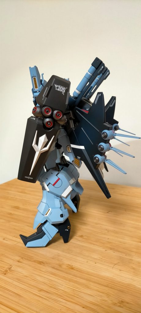 バックパックが大きいですが問題なく自立します。