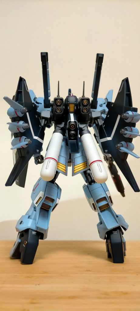 リアがトゲトゲしていて良いですね。バーニアなどにはビーズ埋め込み。