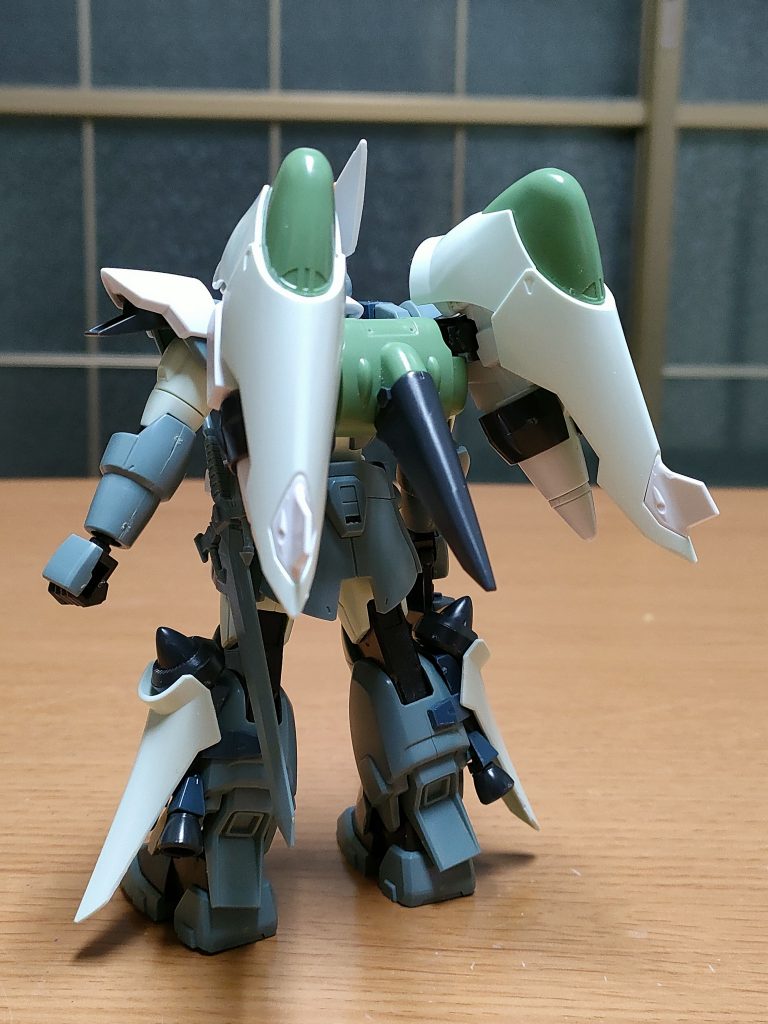 流石に通常のジンとハイマニューバ用スラスターと色違いですが、特に工夫なく付け替え出来ました。