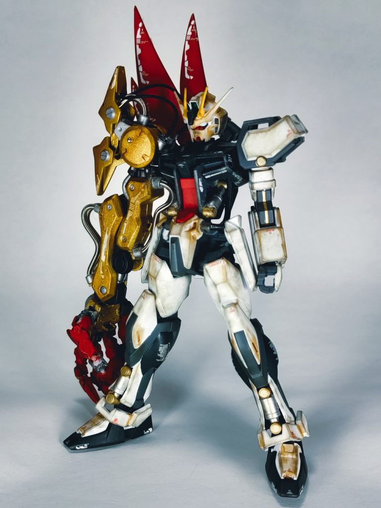 ゼルトザームアームズはパイプディテールを削り取ってスプリングに置き換えています。背部の羽根はプラ板を積層して作成しました。その他腹部やスネを削り取ったりシリンダーに置き換えたりしています。