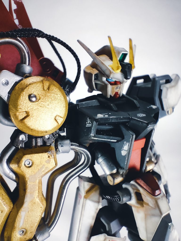 ツインアイはガンダムマーカーのコスモブルーで塗装して、フチをエナメルブラックで塗装しています。アップにすると接着剤が白化していますね。はずかしい。