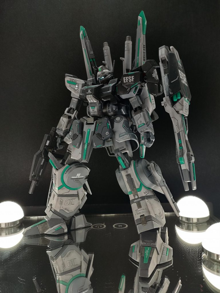 色はモノトーンとエメラルドグリーンでまとめ。連邦軍所属機という事にしています